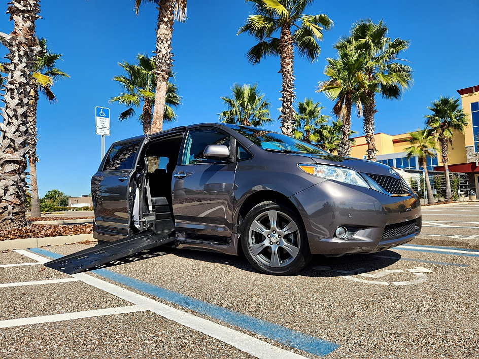 toyota-sienna-se-2017